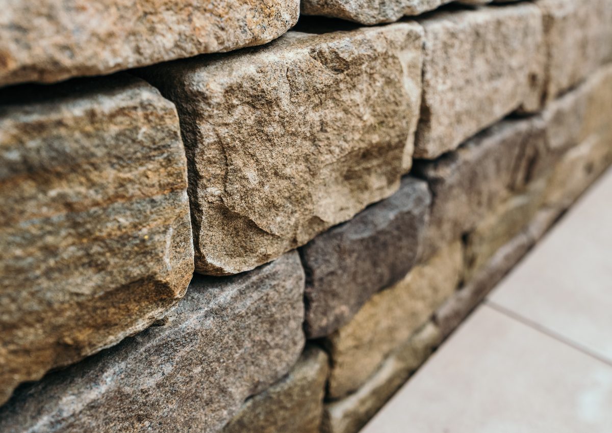 Natursteinmauer aus Sandstein-Schichtsteinen